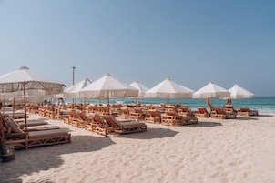 Privat strand, vit sandstrand och strandbarer