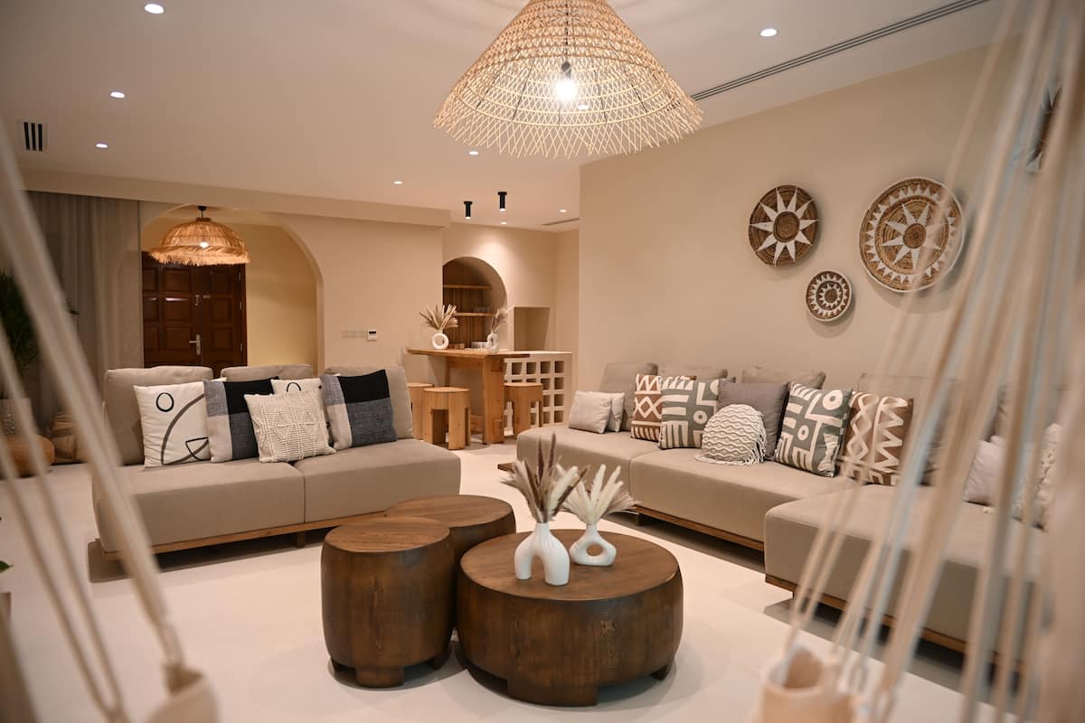 Boho Oasis Suite | Woonruimte | Een 50-inch smart-tv met satellietzenders en een televisie