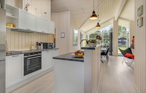 Réfrigérateur, micro-ondes, plaque de cuisson, lave-vaisselle