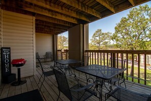 Outdoor dining - Next to SDC, walk to Table Rock Lake (Branson)
