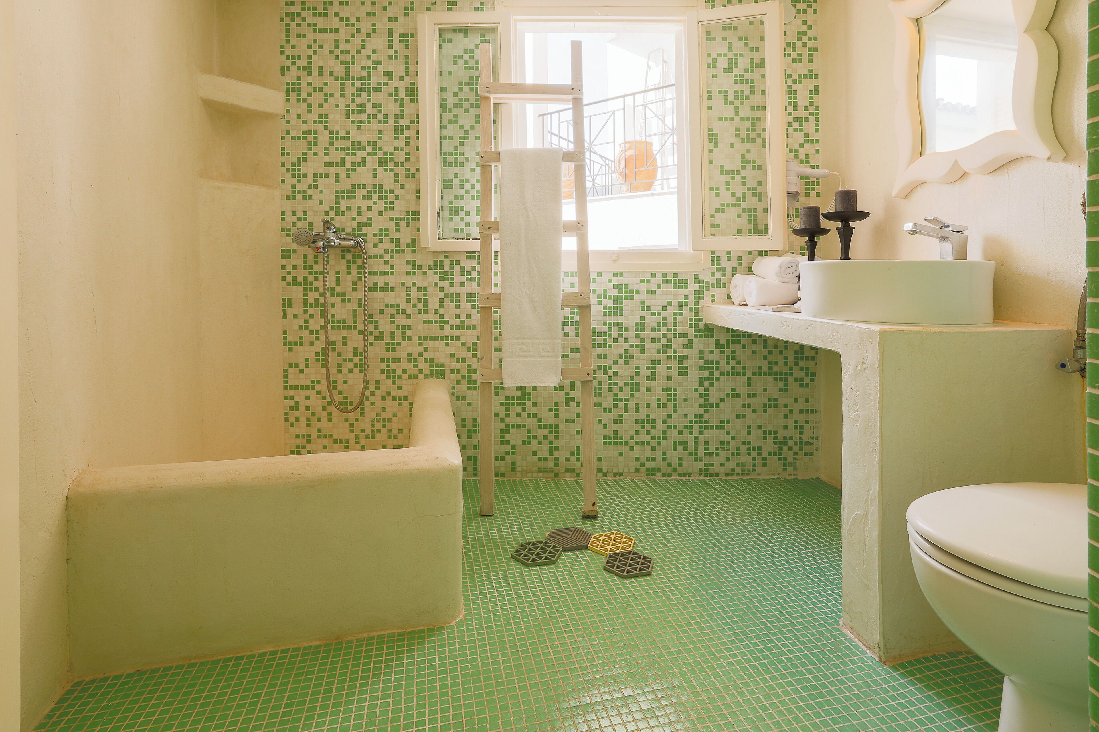 Comfort-Doppelzimmer, 1 King-Bett, Balkon, Stadtblick | Badezimmer | Dusche, kostenlose Toilettenartikel, Haartrockner, Handtücher