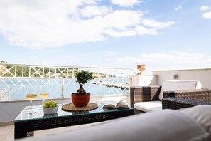 Suite, 1 King-Bett und Schlafsofa, Balkon, Meerblick | Terrasse/Patio
