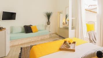 Comfort Double Room, 1 Katil Raja (King), Balcony, City View | Peti besi dalam bilik, dilengkapkan perabot secara berasingan
