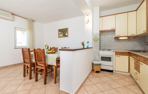 Fridge, stovetop, coffee/tea maker, cookware/dishes/utensils - Cozy apartment in Potocnica with WiFi (Potocnica)