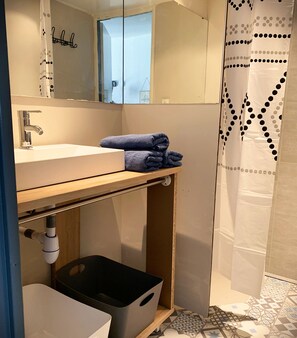 Estudio estándar | Baño | Ducha y secador de pelo