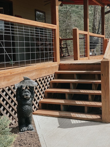 Twin Oaks: Close to Town! Mtn Views! Hot Tub! 