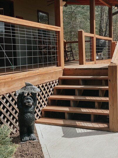 Twin Oaks: Close to Town! Mtn Views! Hot Tub! 