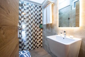 Apartment | Bathroom | Shower, hair dryer, towels