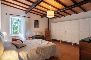 4 bedrooms, iron/ironing board, free WiFi