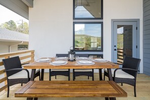 Outdoor dining - Long Grass View | Contemporary Mountain Home in Asheville (Asheville)