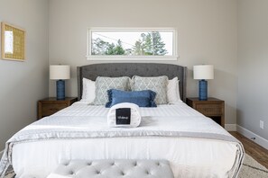 3 bedrooms, iron/ironing board, WiFi, bed sheets - Long Grass View | Contemporary Mountain Home in Asheville (Asheville)