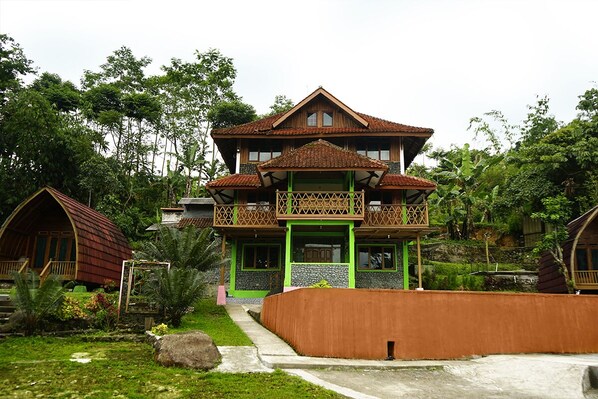 Mặt tiền nơi lưu trú