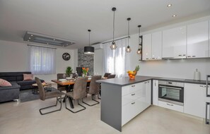 Fridge, oven, stovetop, dishwasher