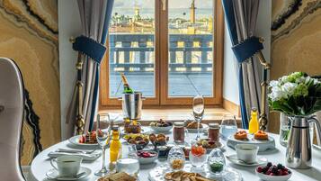 Terrace Suite | Coin séjour | Télévision LED de 65 pouces avec chaînes numériques, télévision