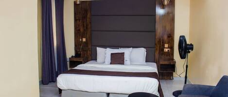 Brankas, meja kerja, ruang kerja ramah laptop, dan setrika/meja setrika