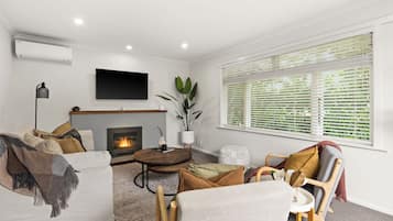 Smart TV, fireplace