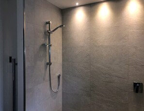 Combined shower/bathtub, hair dryer, towels, soap - Under The Elms (Hastings)