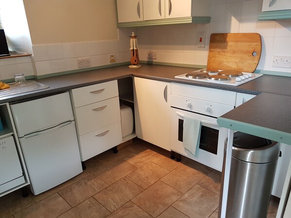 Cottage | Private kitchen | Fridge, microwave, oven, stovetop