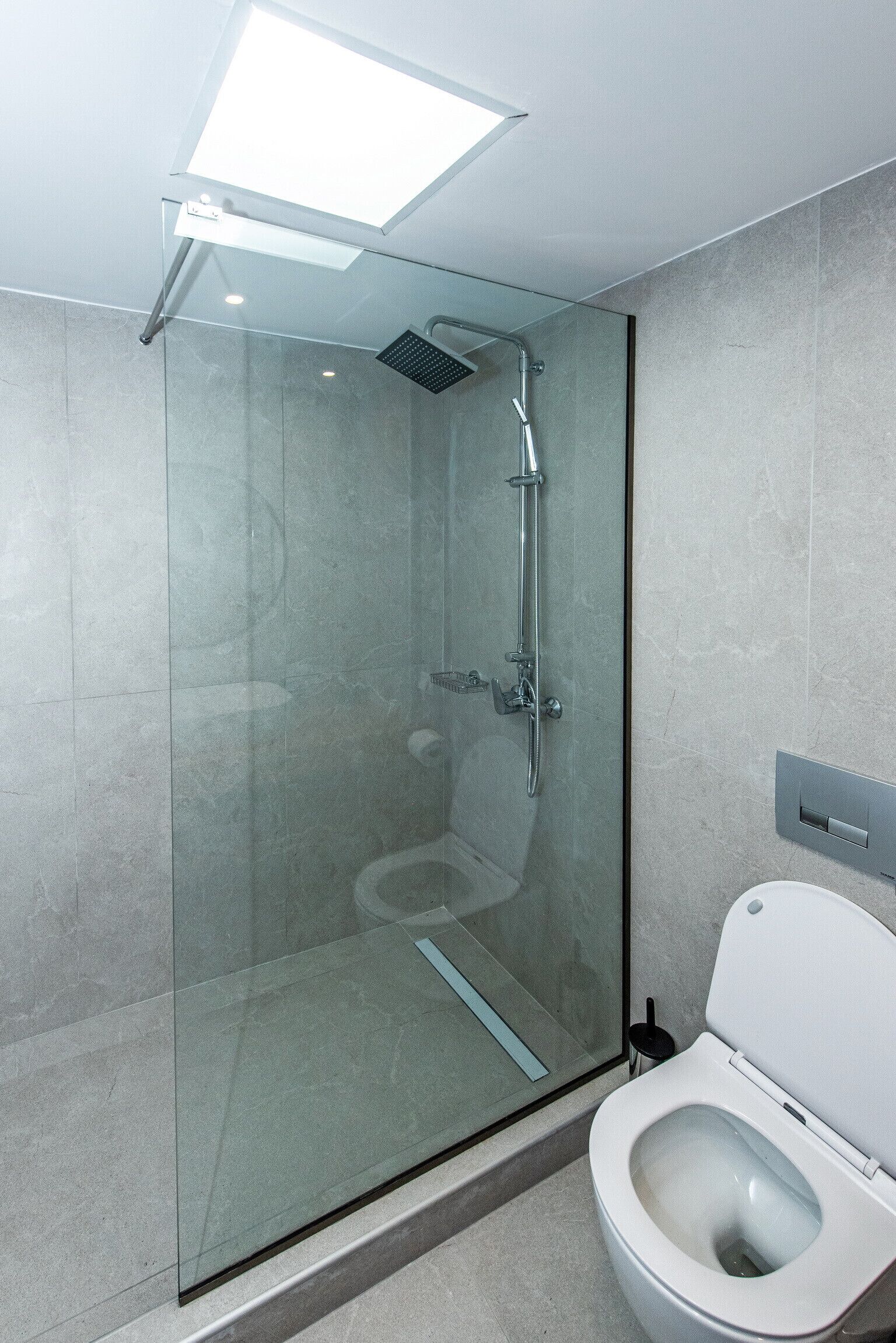 Douche, sèche-cheveux, serviettes fournies, papier toilette