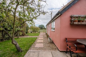 Outdoor dining - Little House, Aldringham (Leiston)