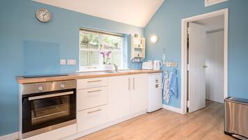 Oven, stovetop, coffee/tea maker, cookware/dishes/utensils