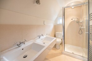 Maison (Multiple Bedrooms) | Salle de bain | Baignoire