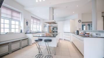 Rumah (Multiple Bedrooms) | Dapur pribadi | Microwave, oven, kompor, dan mesin pencuci piring