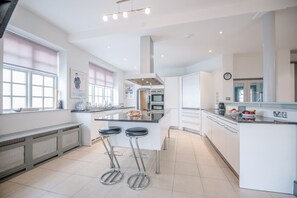 Hus (Multiple Bedrooms) | Eget kök | Mikrovågsugn, ugn, spishäll och diskmaskin