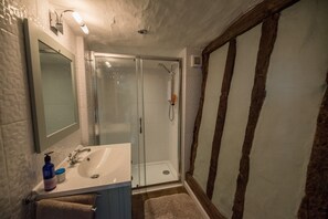 House (4 Bedrooms) | Bathroom | Bathtub