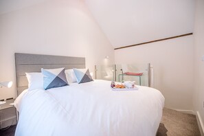 2 개의 침실, 노트북 작업 공간, 다리미/다리미판, 침대 시트