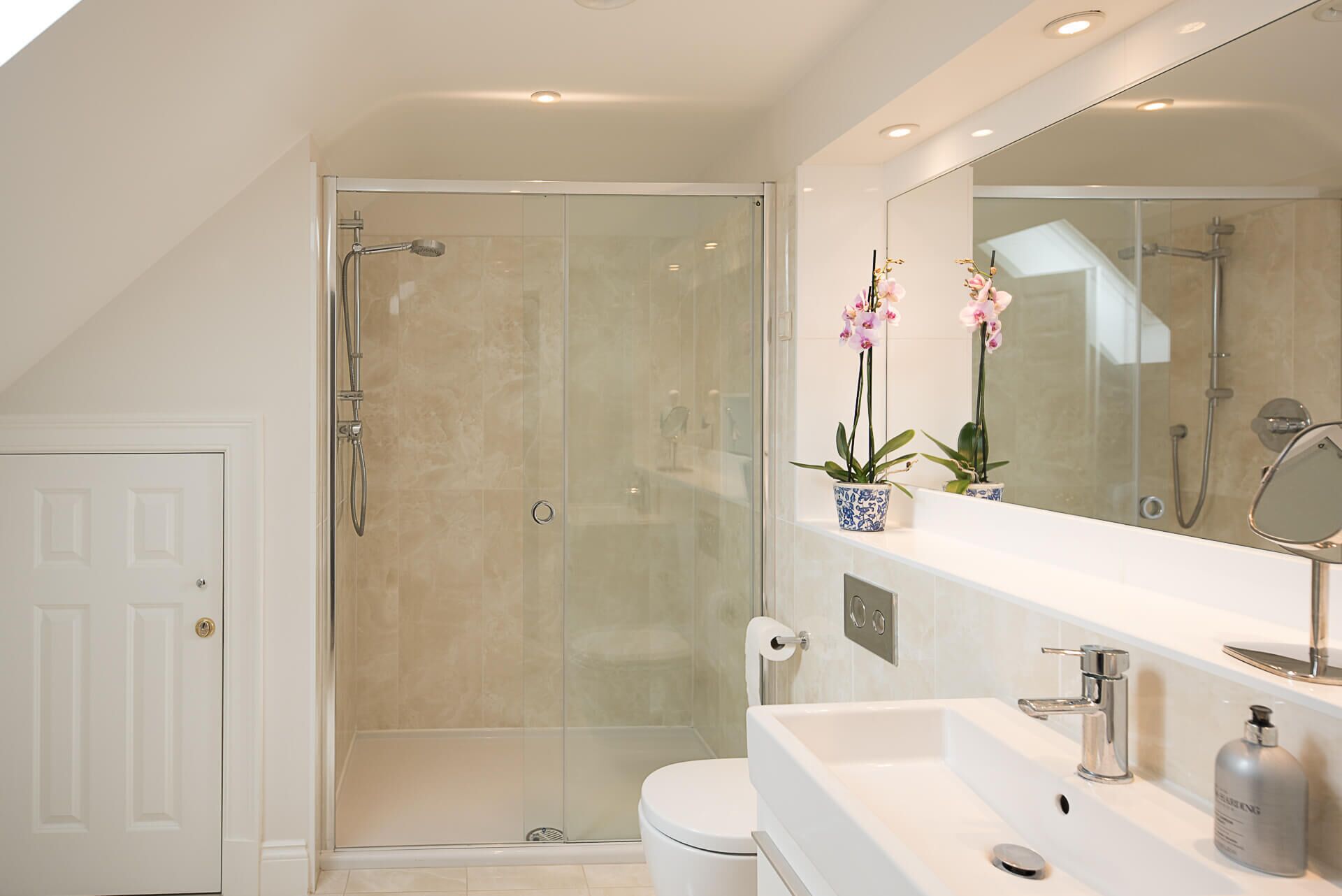 House (4 Bedrooms) | Bathroom | Bathtub, shampoo
