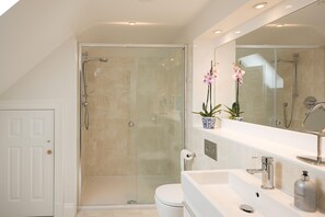 Ferienhaus (4 Bedrooms) | Badezimmer | Badewanne, Shampoo