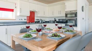 Kamar (3 Bedrooms) | Tempat makan