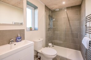 Room (3 Bedrooms) | Bathroom | Bathtub