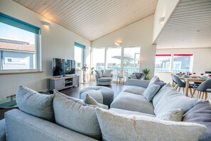 Quarto (3 Bedrooms) | Sala de estar | TV