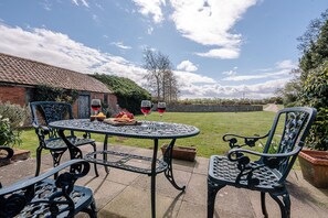Outdoor dining - Granary Cottage, Valley Farm Barns Snape, (Saxmundham)
