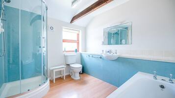 Apartment (1 Bedroom) | Bathroom | Bathtub
