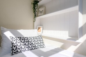 3 bedrooms, laptop workspace, bed sheets - Abigail's Cottage (Woodbridge)