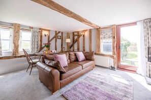 TV - The Hayloft, Valley Farm Barns Snape, (Saxmundham)
