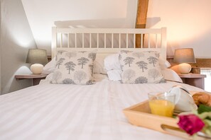 1 bedroom, laptop workspace, bed sheets - The Hayloft, Valley Farm Barns Snape, (Saxmundham)