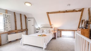 1 makuuhuone, kannettavalle tietokoneelle sopiva työtila, vuodevaatteet