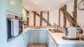 Apartemen (1 Bedroom) | Dapur pribadi | Microwave, oven, kompor, dan peralatan masak/sendok-piring