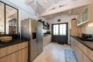 Geladeira, fogão, lava-louças, talheres/pratos/utensílios de cozinha