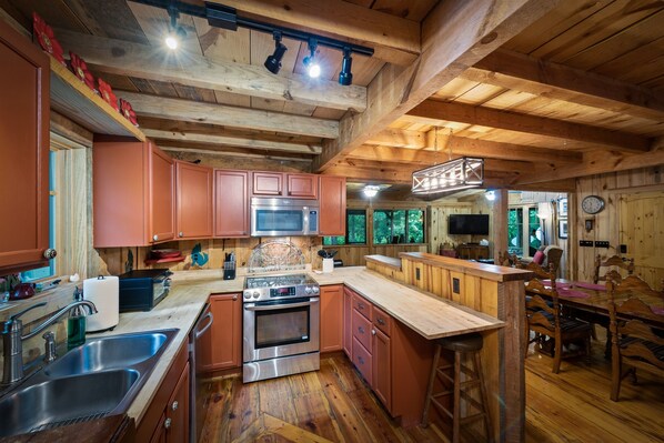 Fridge, microwave, stovetop, dishwasher - Eagles + Owl's-TWO cabins on the lake-sleeps 16 (Mentone)