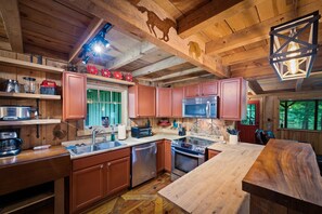 Fridge, microwave, stovetop, dishwasher - Eagles + Owl's-TWO cabins on the lake-sleeps 16 (Mentone)