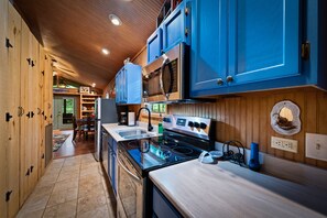 Kühlschrank, Mikrowelle, Herdplatte, Geschirrspüler