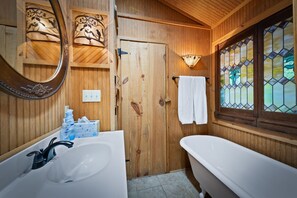 Kombination af bruser/badekar, hårtørrer, håndklæder