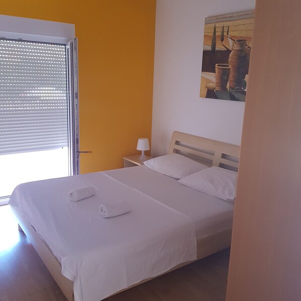 2 bedrooms, desk, iron/ironing board, free WiFi