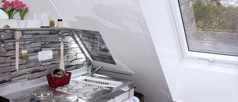 Réfrigérateur, micro-ondes, plaque de cuisson, cafetiÚre/bouilloire