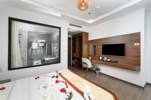 Chambre Double Deluxe, 1 lit double, balcon, vue ville | Minibar, coffres-forts dans les chambres, bureau